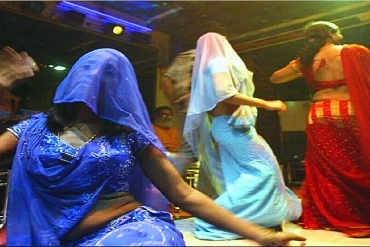 Bihar News: ठुमकों के बीच टूटी शराबबंदी, नशे में धुत 5 आर्केस्ट्रा गर्ल गिरफ्तार, बंगाल से आई थीं बिहार