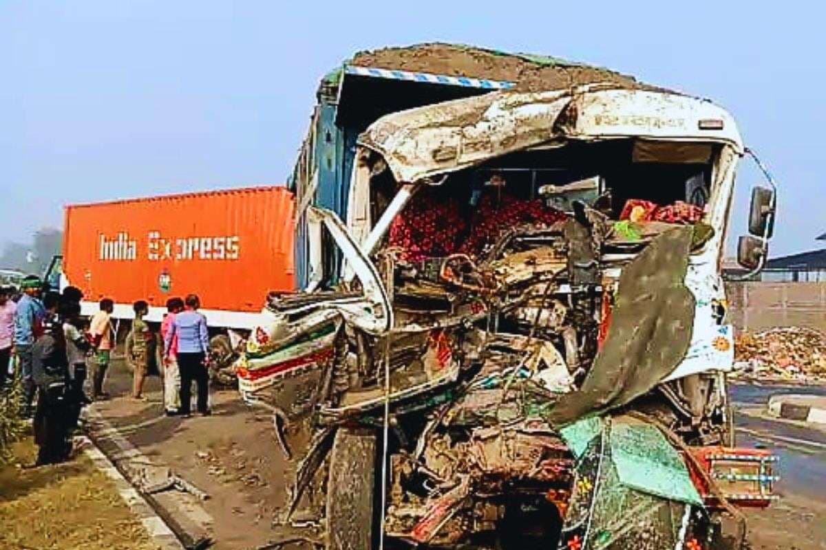 बिहार में घने कोहरे का कहर: पटना-आरा में 7 गाड़ियां आपस में टकराईं, ट्रक काटकर ड्राइवर का किया गया रेस्क्यू
