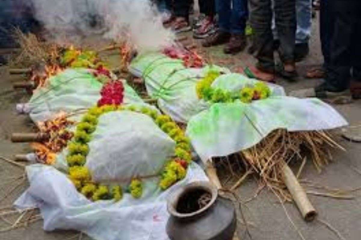 Munger: रात में हुई भतीजे की मौत, खबर सुनते ही चाचा ने भी तोड़ा दम, एक ही घर से निकली दो शवयात्रा 