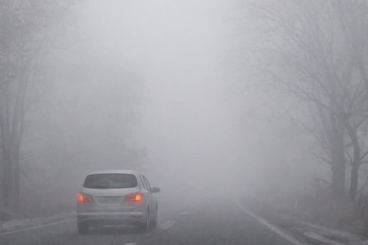 Travel Tips In Fog: कोहरे में सफर बन सकता है खतरनाक, निकलने से पहले जरूर जान लें ये टिप्स