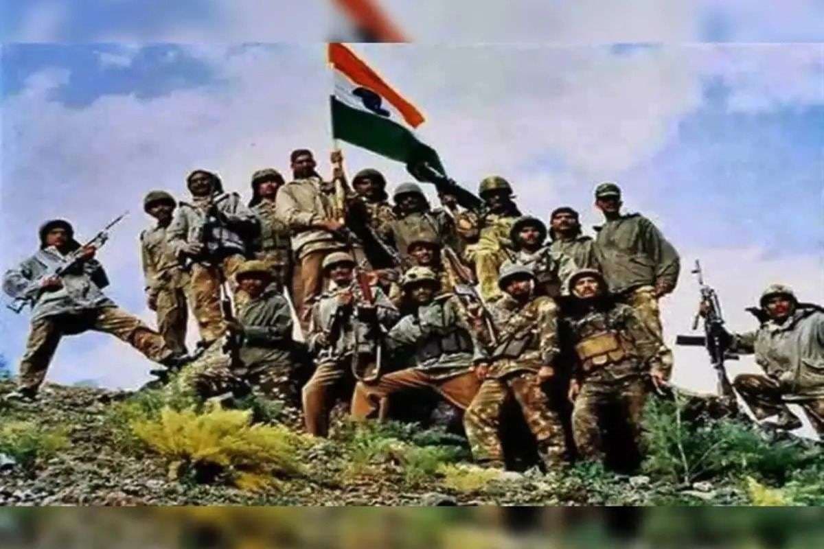 Vijay Diwas 2025: विजय दिवस पर याद करें 1971 युद्ध के शहीद और वीर जवानों का बलिदान, अपनों को भेजें ये शौर्य भरे संदेश 