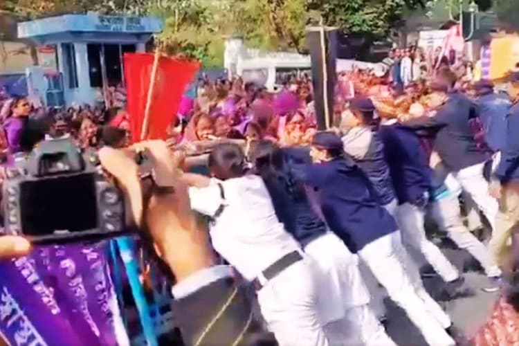 कोलकाता में स्वास्थ्य भवन के बाहर आशा कार्यकर्ताओं का जोरदार प्रदर्शन, ये हैं उनकी मांगें