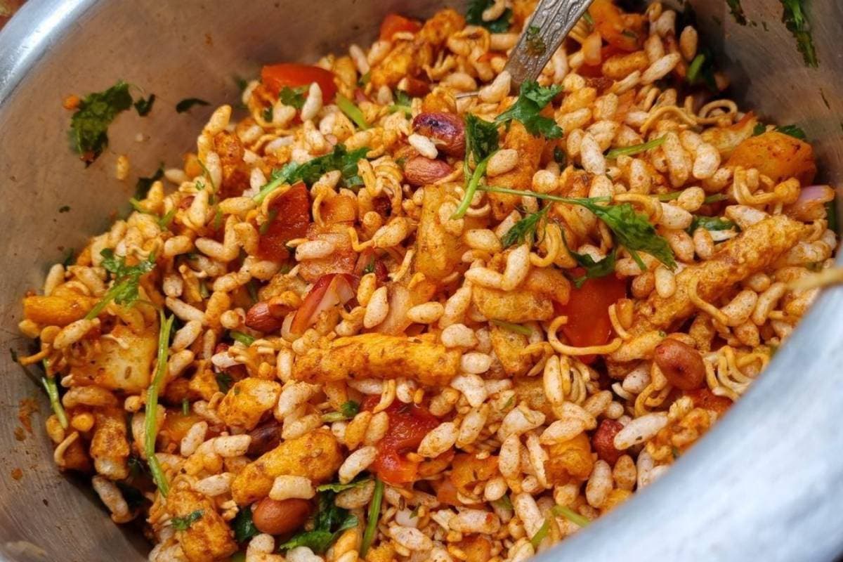 Aloo Bhel Recipe: शाम को लगी है ज़ोरों की भूख तो मिनटों में बनाएं झटपट चटपटी आलू भेल, तुरंत मिलेगी एनर्जी