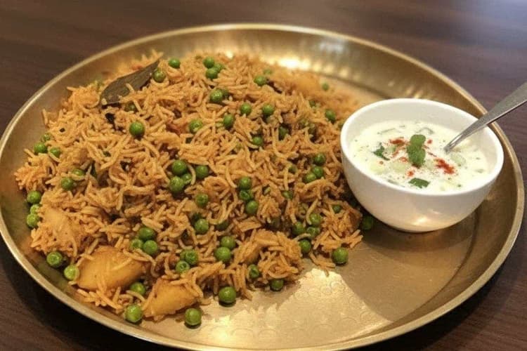 Aloo Matar Pulao Recipe: लंच और डिनर में बनाएं आलू मटर पुलाव, हर निवाले में लें स्वाद और देसी खुशबू का तड़का