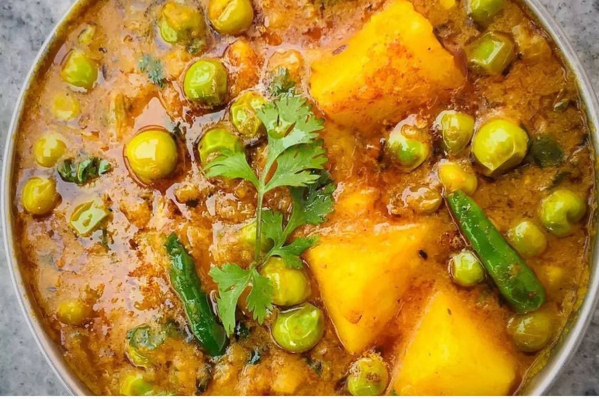 Rasili Aloo Matar ki Sabji: सर्दियों की सबसे पसंदीदा देसी रेसिपी – रसीली आलू मटर की सब्ज़ी