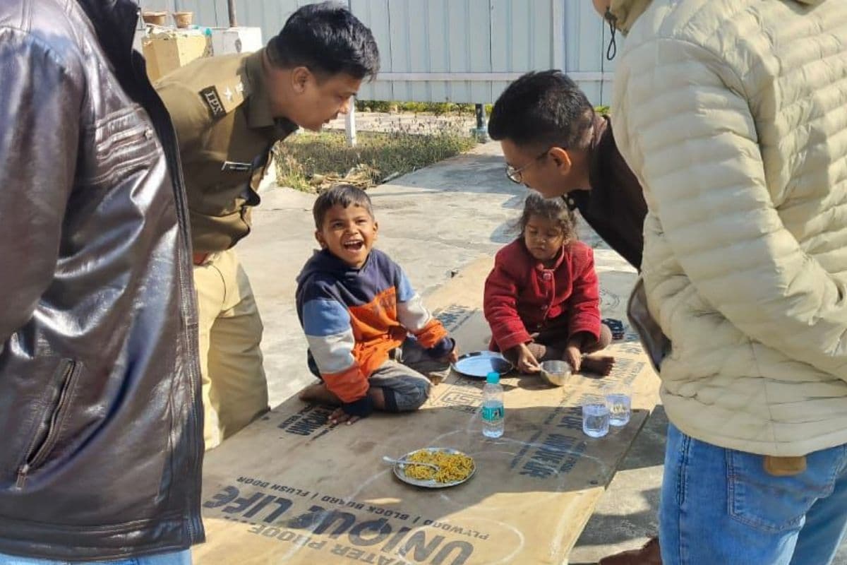 Ansh Anshika Case: रामगढ़ SP अजय कुमार ने दोनों बच्चों को खिलाया घर का बना खाना, हंसाया भी