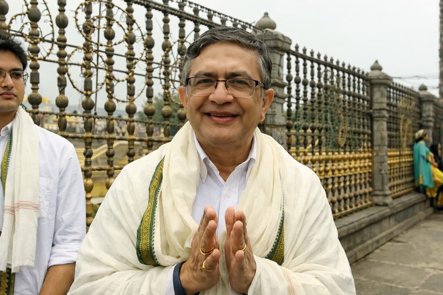 आईपीओ की दहलीज पर एनएसई, सीईओ ने तिरुपति जाकर शेयरहोल्डर्स के लिए मांगी दुआ