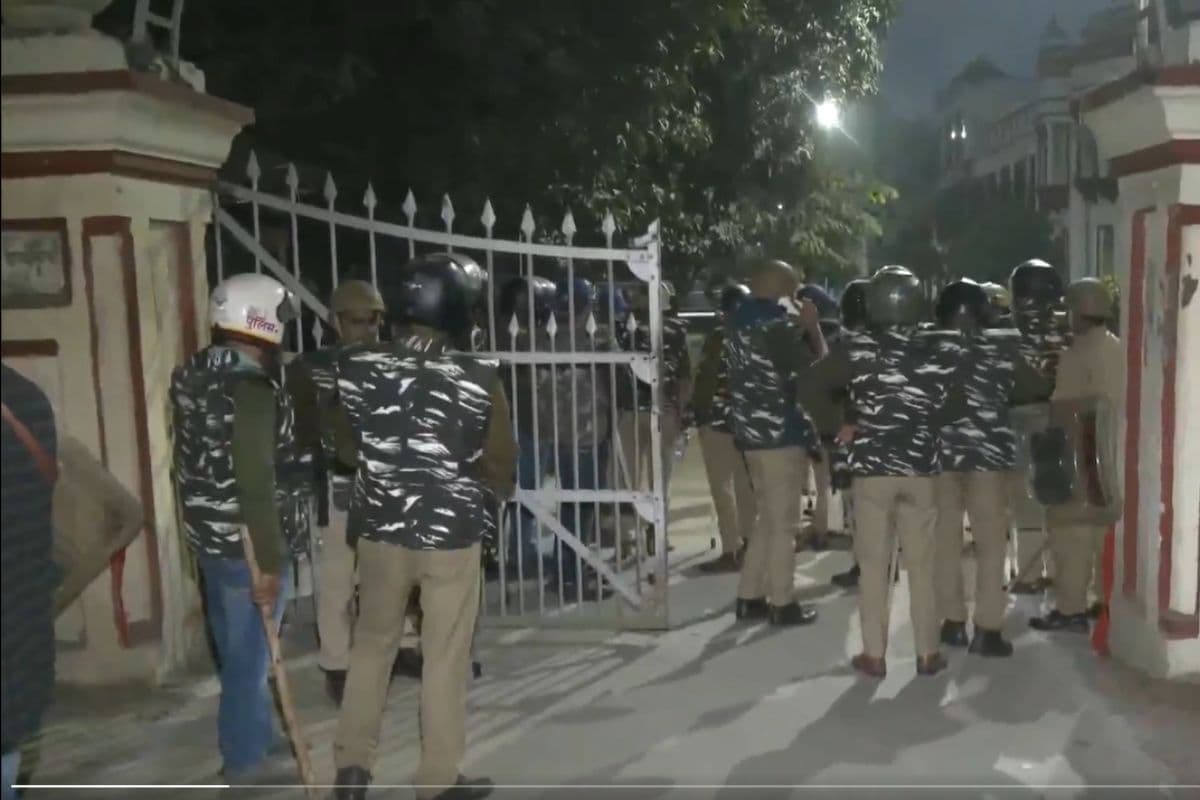 BHU में छात्रों के दो गुट आपस में भिड़े, पत्थरबाजी में एक छात्र घायल; पुलिस बल तैनात