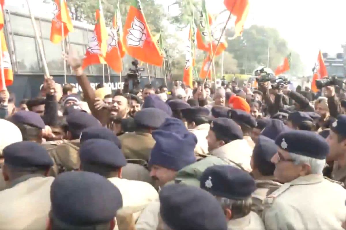 चंडीगढ़ में बीजेपी का जोरदार प्रदर्शन, भाजपा में शामिल पार्षद के परिजनों को जबरन उठाने का आरोप, देखें वीडियो