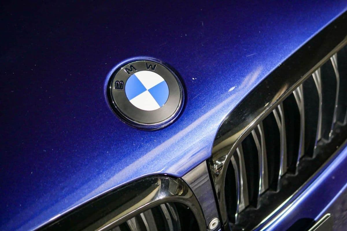 BMW गाड़ियों पर दिखेगा नया लोगो, जानिए क्या और कितना बदला