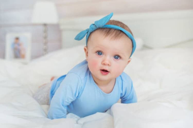Baby Girl Names 2026: पुराने नामों को कहें बाय-बाय, अपनी बिटिया को दें दिल को छूने वाले लेटेस्ट नाम