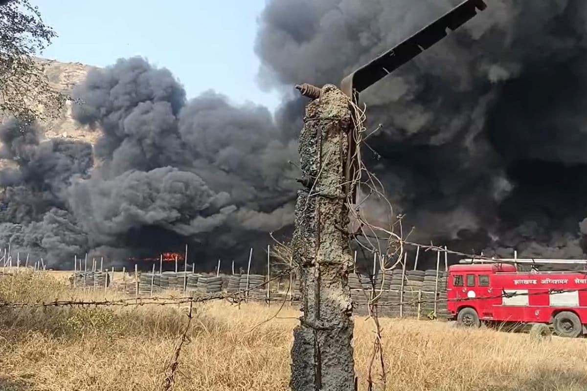 Ranchi News: बरियातू फायरिंग रेंज के पास लगी भीषण आग, काला हुआ आसमान; फायर ब्रिगेड की टीम मौके पर