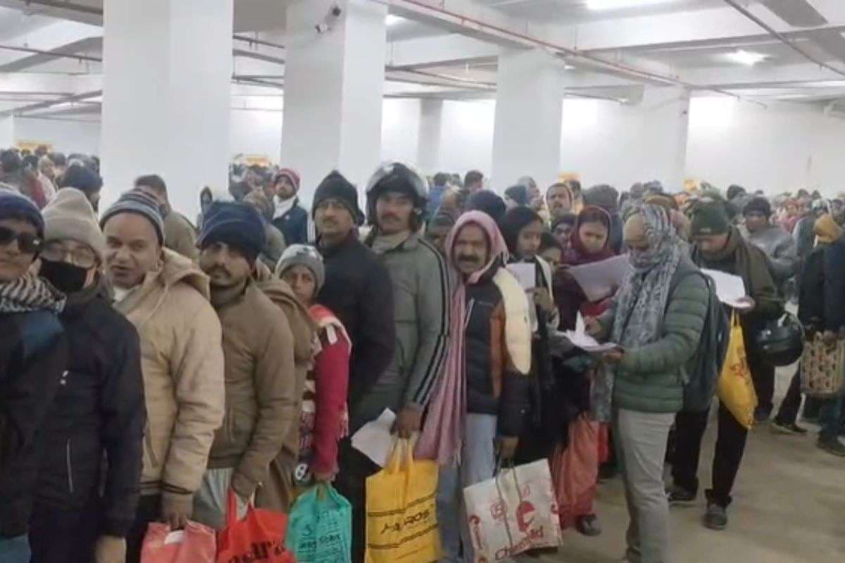 Bihar Bhumi: जमीन की शिकायतों को लेकर लोगों की खचाखच भीड़, मंत्री विजय सिन्हा करेंगे बात, अधिकारी भी पहुंचे