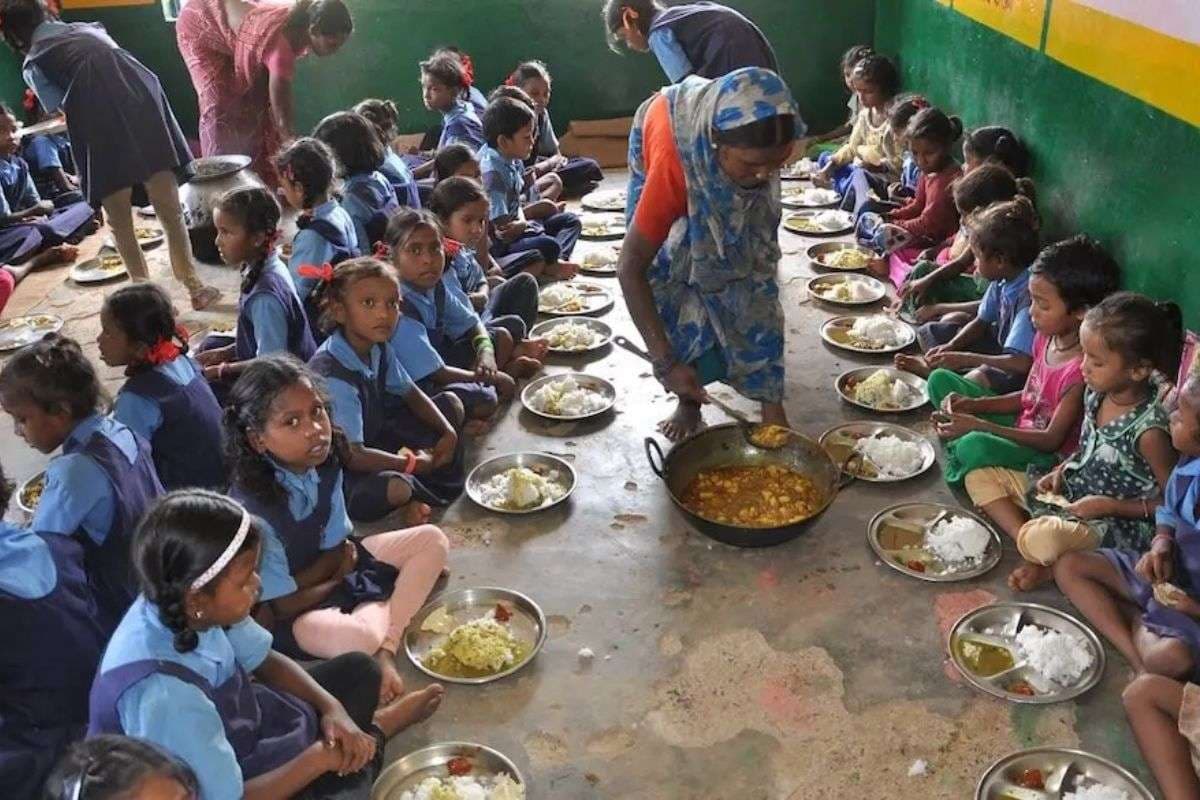 सरकारी स्कूलों के MDM में अब बच्चों को मिलेगा ये भोजन, विभाग ने तय कर दिया रेट 