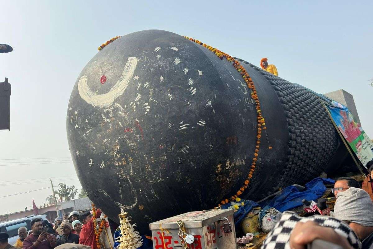 Bihar: केसरिया में पहुंचा दुनिया का सबसे बड़ा शिवलिंग, दर्शन के लिए उमड़ी श्रद्धालुओं की भीड़