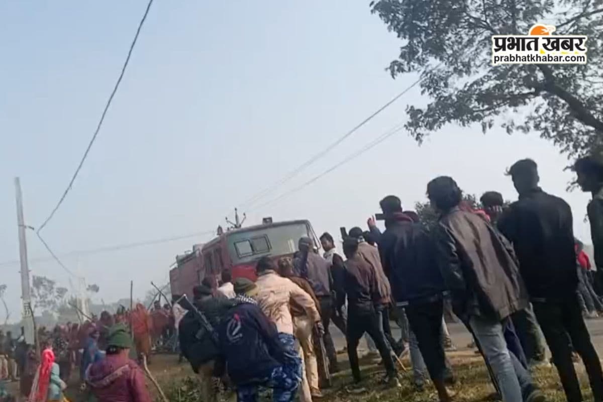 अतिक्रमण हटाने गई प्रशासन पर गांव वालों ने किया हमला, अधिकारियों को लगी चोट