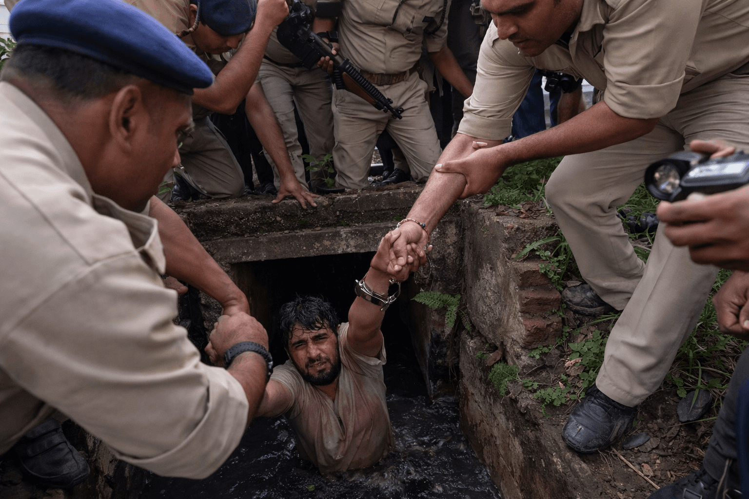 Bihar News: फिल्मी स्टाइल में भागा कैदी, लेकिन नाला बन गया काल, जाने पुलिस ने कैसे निकाला बाहर