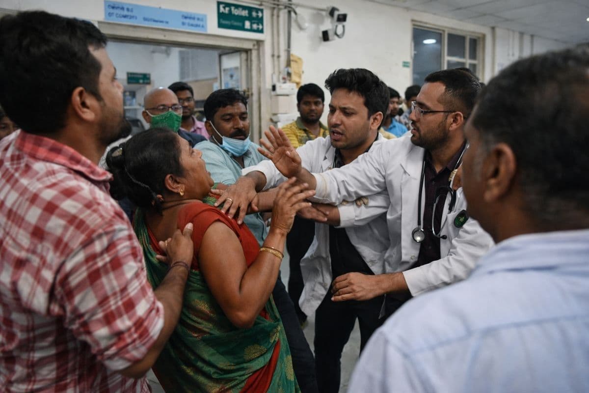 Bihar News: बेतिया जीएमसीएच में जूनियर डॉक्टरों की गुंडागर्दी, इलाज कराने आए परिजनों से की मारपीट