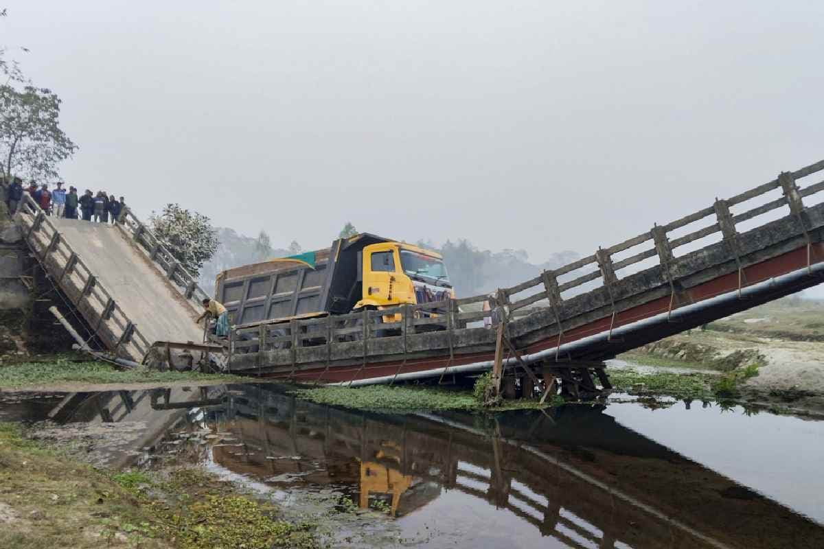 Video : बंगाल के कूचबिहार में गिरा पुल, भयावह वीडियो आया सामने