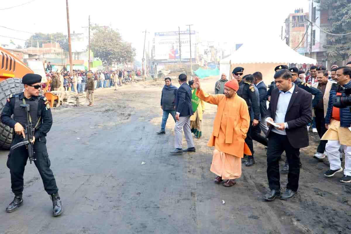Four Lane in UP : इस फोरलेन मार्ग पर सीएम योगी की पैनी नजर, कहा– समय पर काम पूरा करें