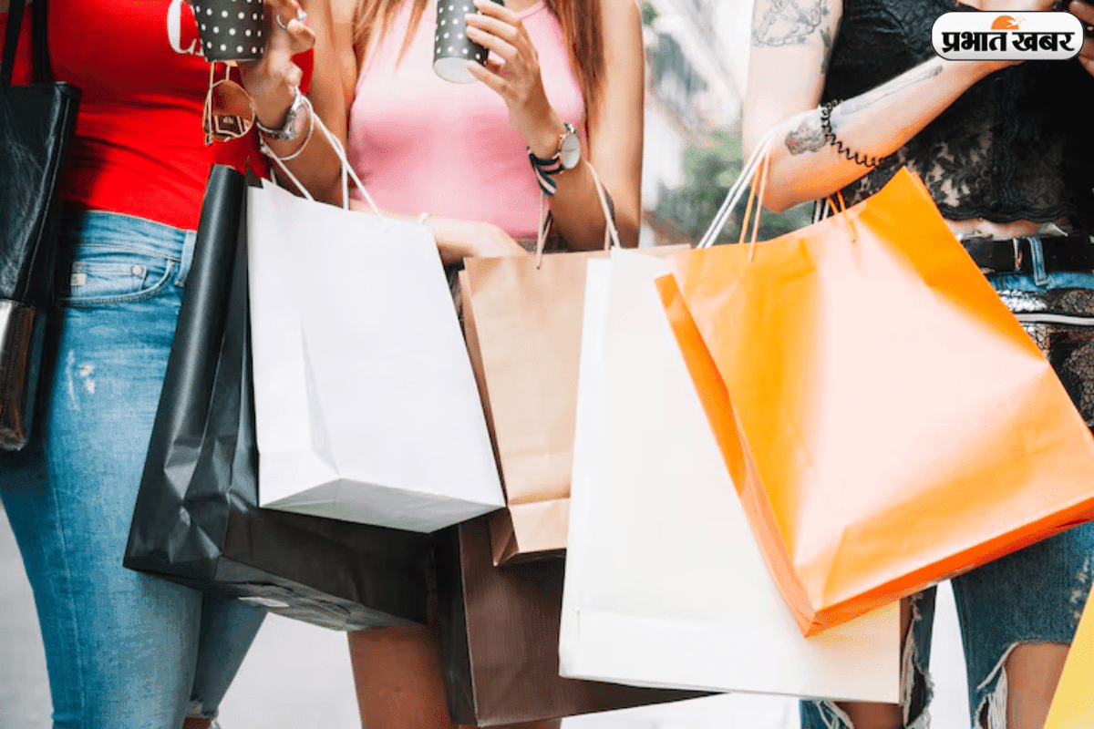 बिल में बिना बताए जुड़ गया Carry Bag का चार्ज? जानिए ये लूट है या नियम