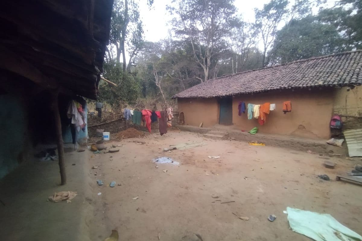 Chaibasa: नोवामुंडी में पेड़ पर साड़ी से लटकी नवविवाहिता, दूसरी पत्नी थी मरने वाली सोमवारी Chaibasa: नोवामुंडी में पेड़ पर साड़ी से लटकी नवविवाहिता, दूसरी पत्नी थी मरने वाली सोमवारी