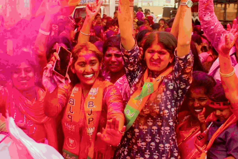 महाराष्ट्र निकाय चुनाव में बीजेपी की 'जय हो', कार्यकर्ताओं में जश्न, सीएम फडणवीस की पहली प्रतिक्रिया