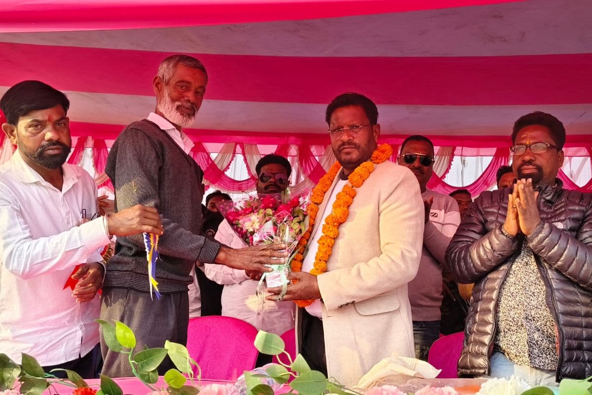 Saraikela: टुसू मेला के बीच फुटबॉल टूर्नामेंट का मजा, विजेताओं को विधायक दशरथ गागराई ने दिया इनाम