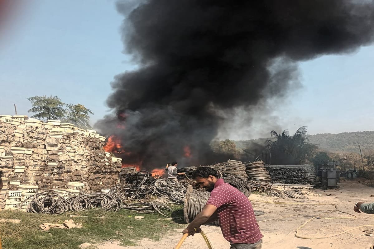 Dhanbad Fire News: धनबाद के सरायढेला में जेबीवीएनएल ठेकेदार के गोदाम में भीषण आग, लाखों का सामान राख