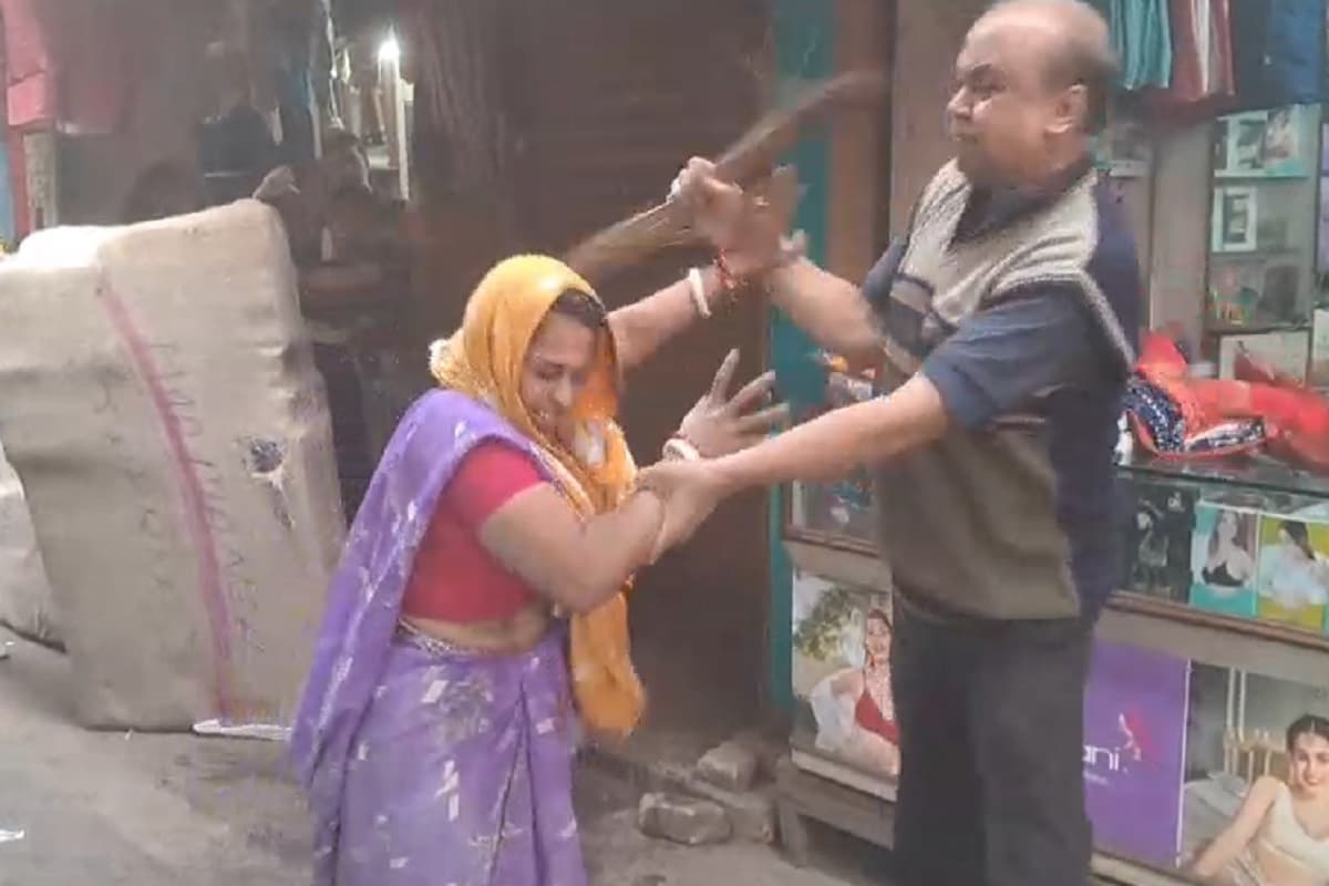 झरिया में इंसानियत शर्मसार! कुत्ते की गंदगी पर महिला निगमकर्मी की पिटाई, सफाई कर्मचारी हड़ताल पर