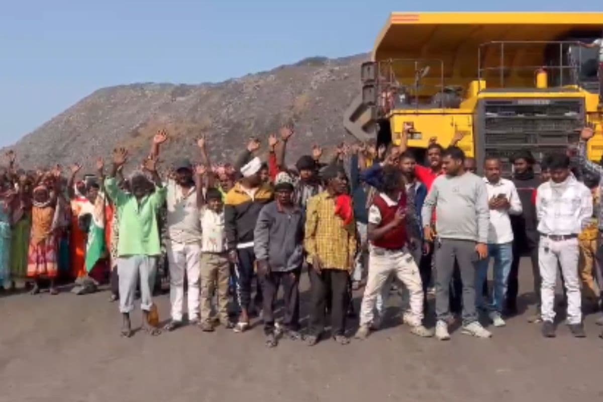 निजी जमीन पर माइनिंग का कचरा डालने पर बवाल, धनबाद में ग्रामीणों का जोरदार प्रदर्शन