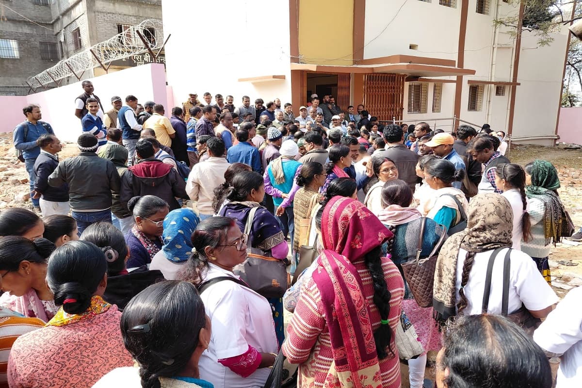 Dhanbad News: धनबाद के पंचकर्म भवन विवाद में मरीज परेशान, अधिवक्ता-स्वास्थ्यकर्मी आमने-सामने, 40 मिनट ठप रही ओपीडी