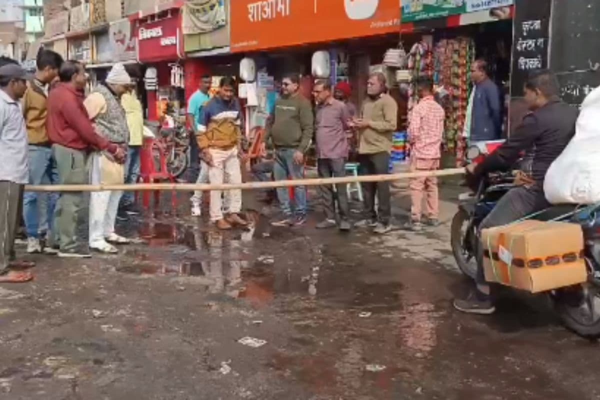 धनबाद में नाली का गंदा पानी बना आफत, आक्रोशित दुकानदारों ने मेन सड़क को किया जाम