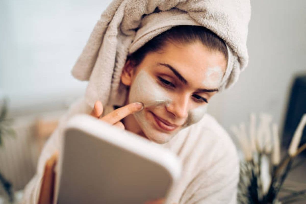 Face Mask Using Tips: अगर आप भी रात को करते हैं फेस मास्क का इस्तेमाल, तो जान लें इसके फायदे और नुकसान