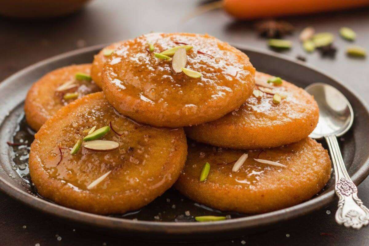 Gajar Ka Malpua: केला छोड़िए, इस बार गाजर से तैयार करें मुलायम मालपुआ, हर मौके के लिए है परफेक्ट