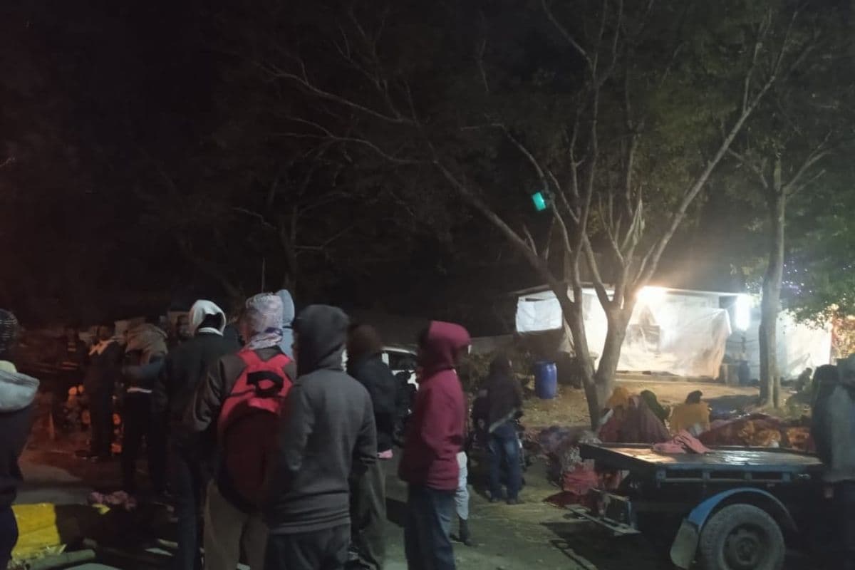 जय गंगा मैया! जय श्मशान!! सर्द रात में चिता की आग से खुद को गरम कर रहे गंगासागर मेला पहुंचे श्रद्धालु