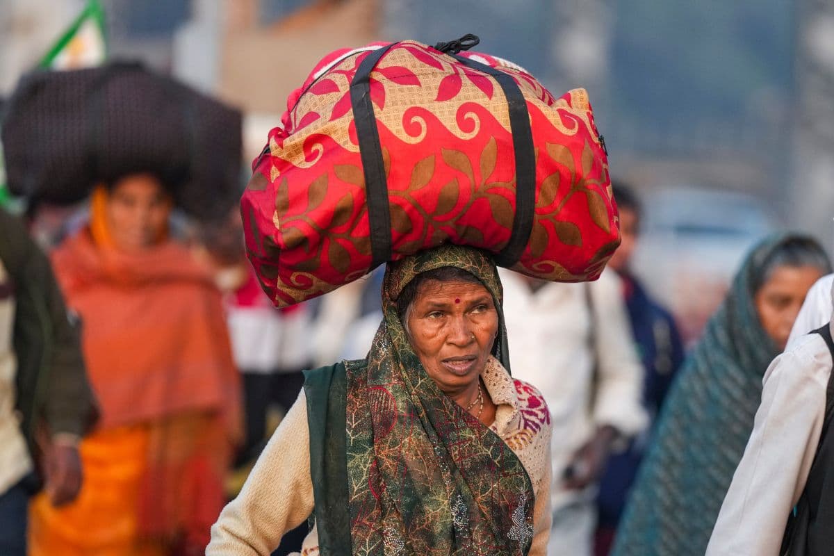 मकर संक्रांति से पहले गंगासागर में उमड़ा जनसैलाब, मंत्री का दावा- 45 लाख लोगों ने सागर में लगायी डुबकी