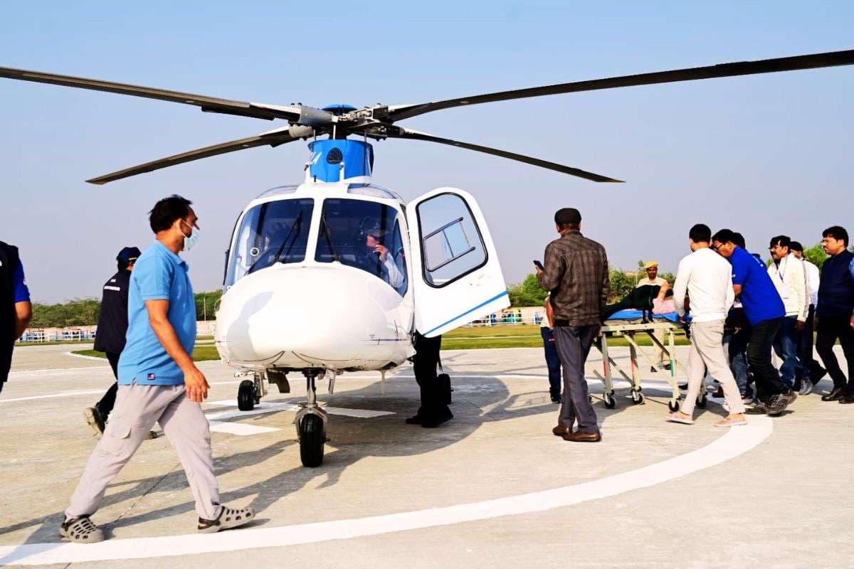 बीमार 2 तीर्थयात्रियों को गंगासागर से एयर लिफ्ट कर कोलकाता भेजा गया