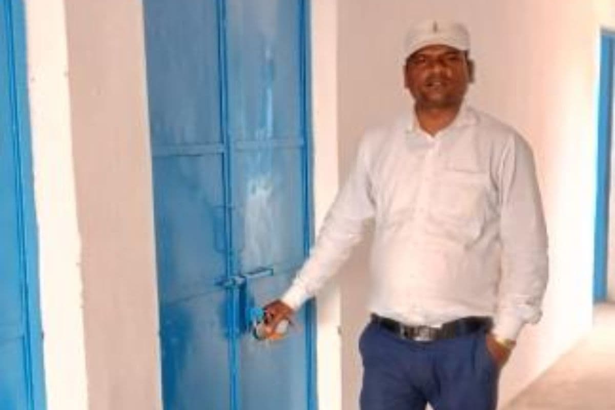 गढ़वा का यह पोस्ट ऑफिस बना 'कबाड़खाना', चिट्ठी भेजने के लिए दूसरे प्रखंडों की दौड़ लगा रहे ग्रामीण