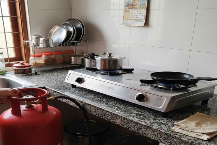 Vastu Tips: गैस सिलेंडर और चूल्हे की ये गलतियां बन सकती हैं वास्तु दोष की वजह, जानें इन्हें रखने के सही नियम