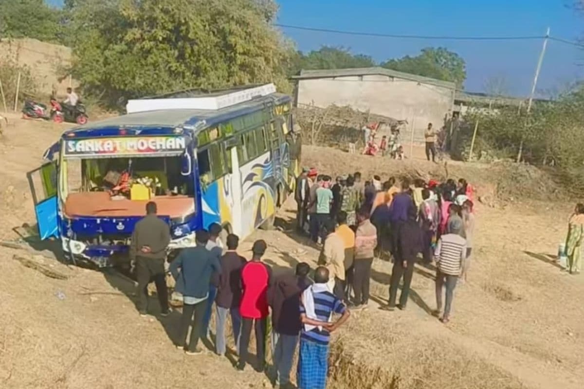 रांची-गुमला मार्ग पर तेज रफ्तार का कहर! यात्री बस पलटी, 40 घायल, 12 की हालत गंभीर