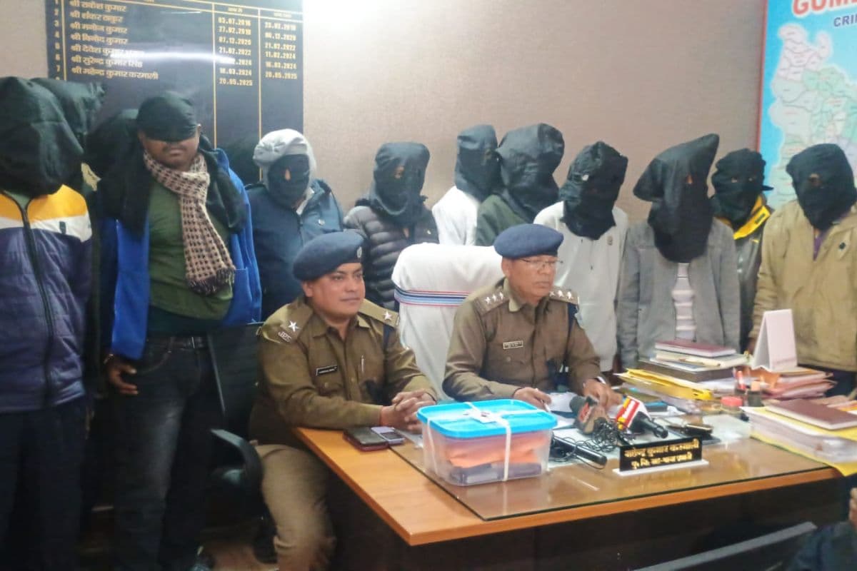 गुमला में 'जुए के अड्डे' पर पुलिस की बड़ी कार्रवाई: 13 जुआरी गिरफ्तार, लाखों की नकदी और बोलेरो बरामद!