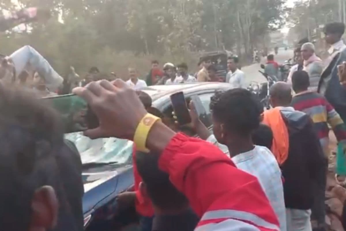 गुमला में सड़क पर ‘तांडव’: रॉन्ग साइड से आयी बाइक ने कार पर मारी टक्कर फिर ग्रामीणों के साथ मिलकर कर दी तोड़-फोड़