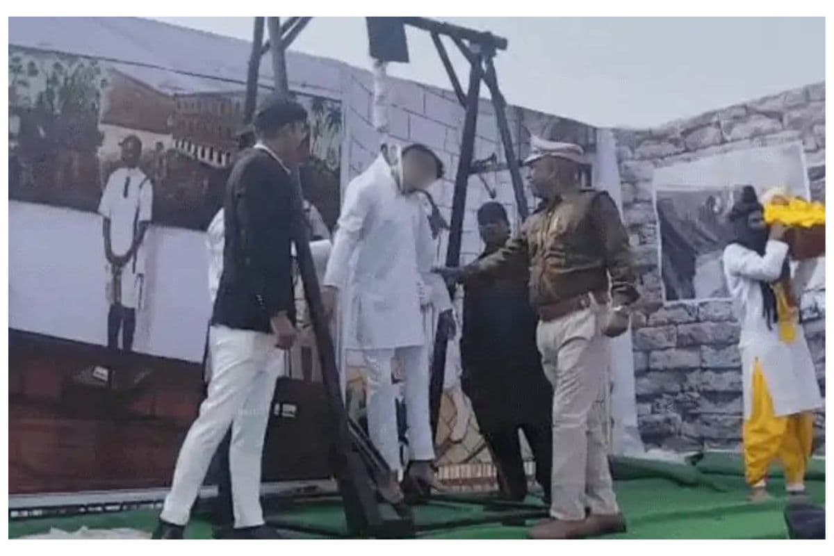 हद है! जिंदा आदमी को फांसी पर लटकाया, 26 जनवरी की झांकी में गुना जेल प्रशासन का हैरतअंगेज कारनामा
