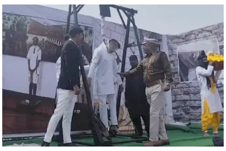 हद है! जिंदा आदमी को फांसी पर लटकाया, 26 जनवरी की झांकी में गुना जेल प्रशासन का हैरतअंगेज कारनामा