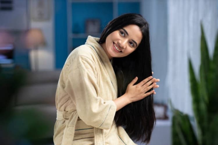 Hair Care Tips: बालों को चमत्कारी फायदे देते हैं ऑलिव ऑयल, जानें लगाने का सही तरीका