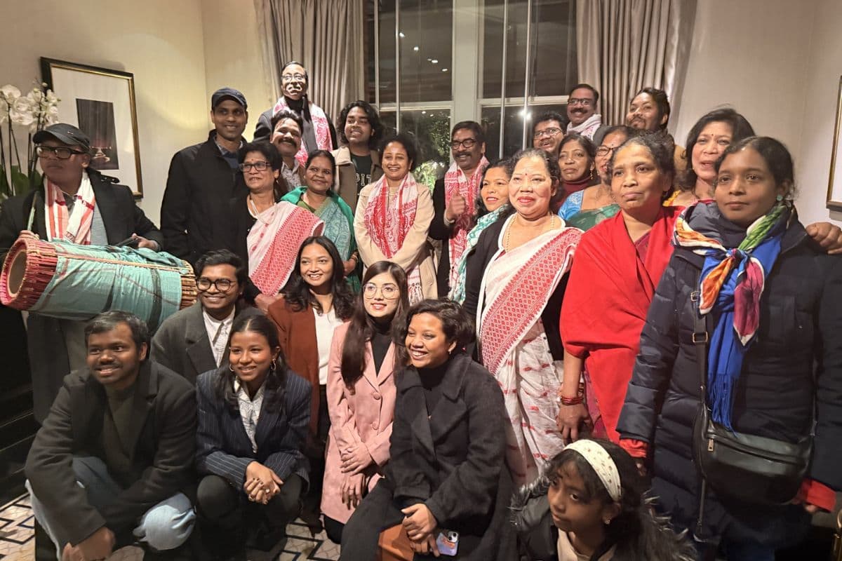 लंदन में CM हेमंत और कल्पना सोरेन का प्रवासी झारखंडियों ने किया नागपुरी गीतों से स्वागत, भावुक हुए मुख्यमंत्री लंदन में CM हेमंत और कल्पना सोरेन का प्रवासी झारखंडियों ने किया नागपुरी गीतों से स्वागत, भावुक हुए मुख्यमंत्री