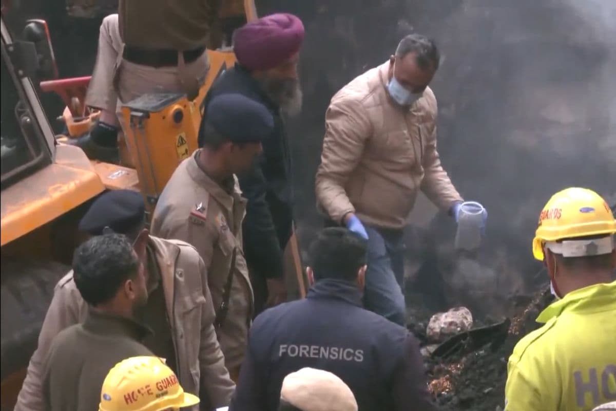 हिमाचल प्रदेश के सोलन में भीषण आग, दो परिवार के 9 लोग मलबे में फंसे, बिहार के एक बच्चे की मौत