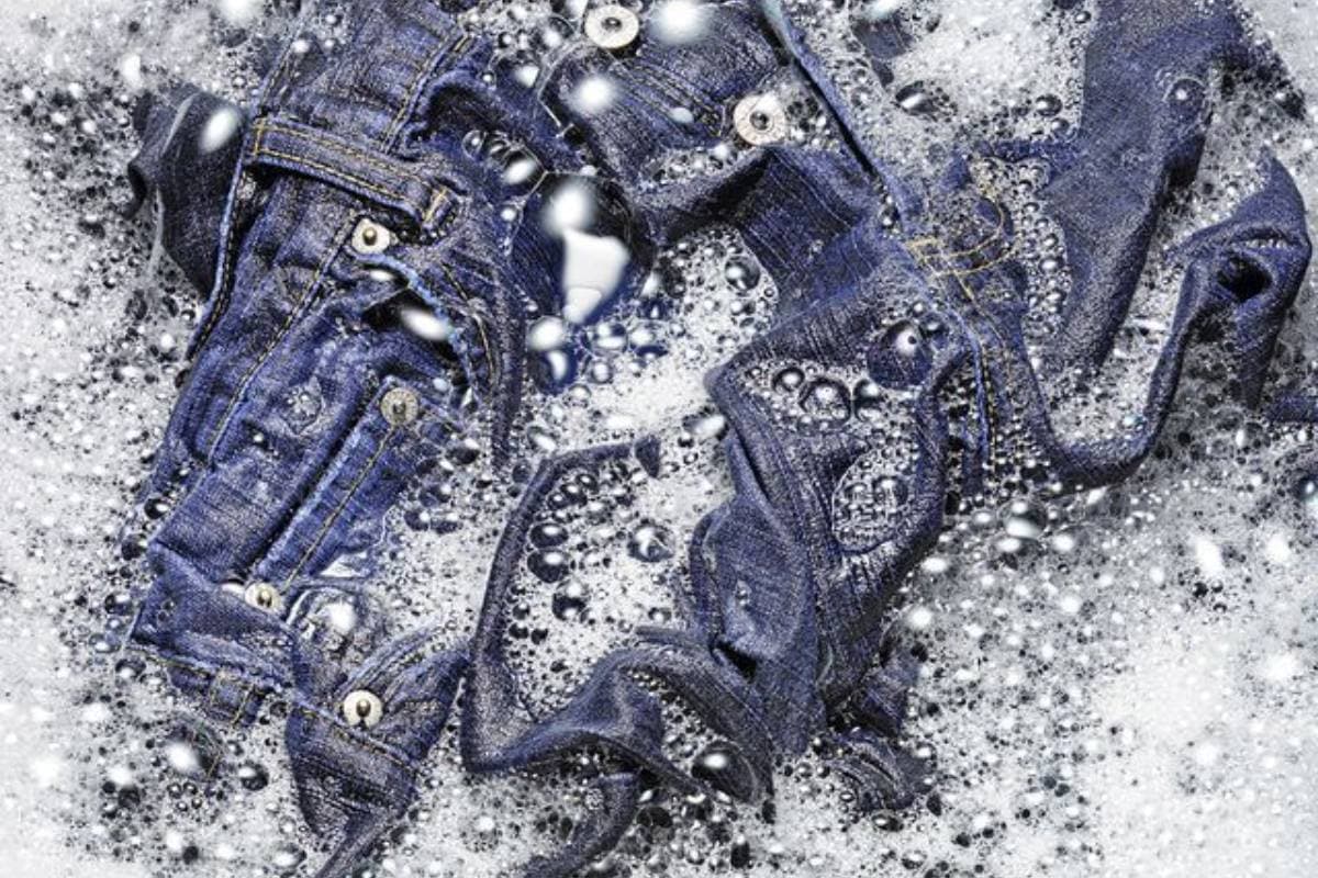 Right Ways to Wash Denim: एक छोटी-सी गलती से खराब हो सकती है आपकी जींस, जानें डेनिम धोने का सही तरीका