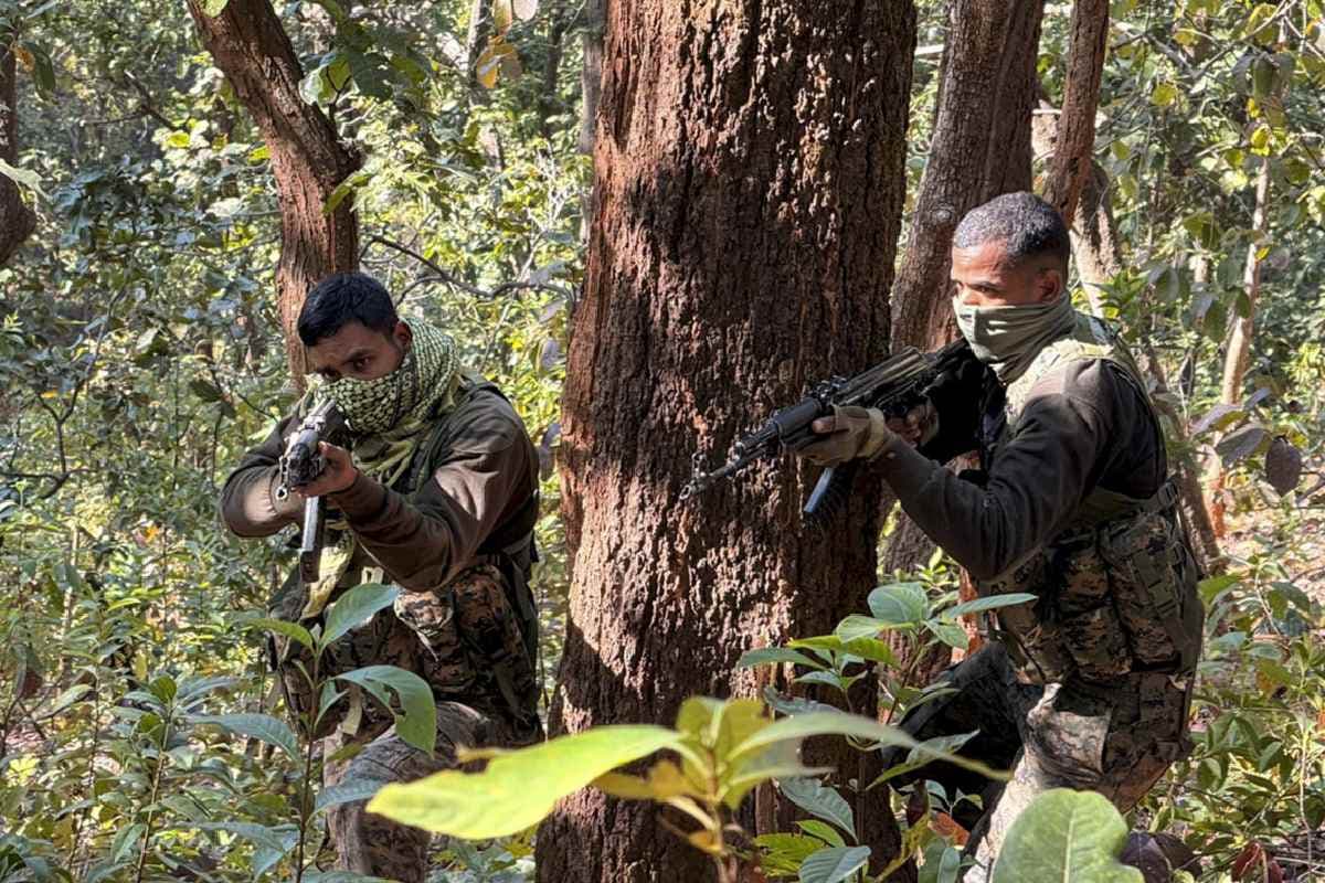 IED Blast in Chhattisgarh : बीजापुर में प्रेशर बम विस्फोट, सुरक्षाकर्मियों के आंखों में छर्रे लगे